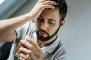 Cosa Fare con un Figlio Alcolista Cosa Fare con un Figlio Alcolista